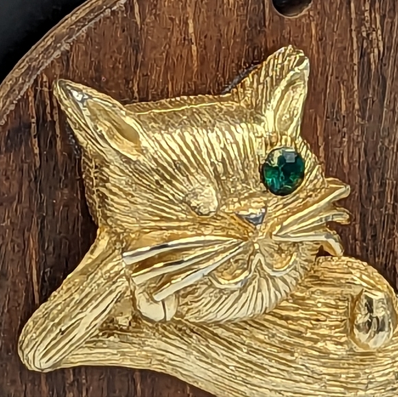 Winking Cat Pendant Wood Base Green Rhinestone Gold Tone Vintage Retro Unsigned - Picture 2 of 15